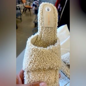 GOOD AMERICAN Standout Sherpa Mule in Cream